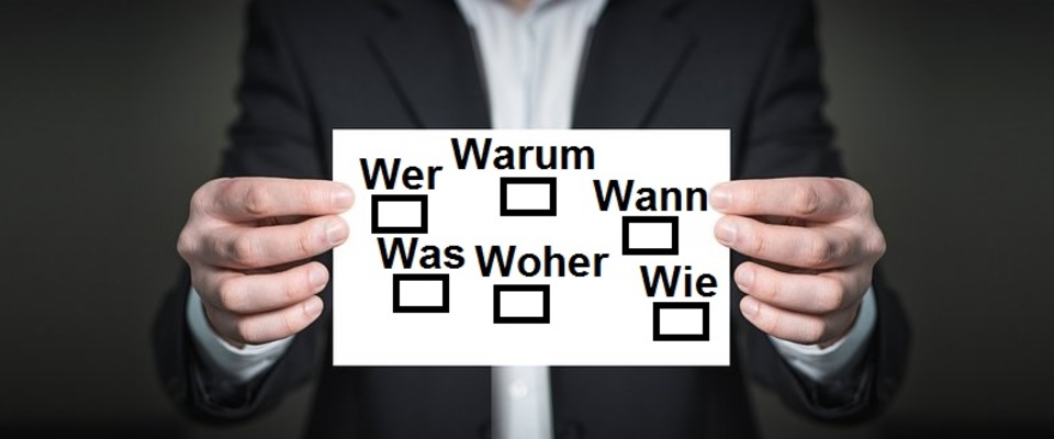 Eine Person, ohne Kopf, hält eine Karte in der Hand, auf der Fragen die täglich in der Dienstplanung auftreten zu sehen ist.
Zum Beispiel Wer, Warum, Wann, Was, Woher, Wie.