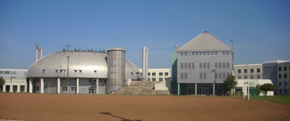 Ansicht über den Sportplatz zum Freizeitgebäude