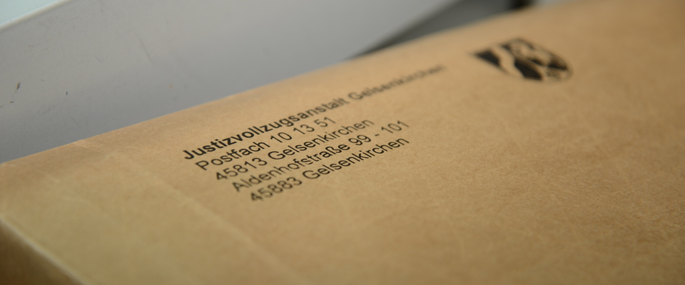 Briefumschlag mit den Adressdaten der JVA Gelsenkirchen