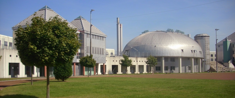 Sportplatz mit Blick auf die Sporthalle