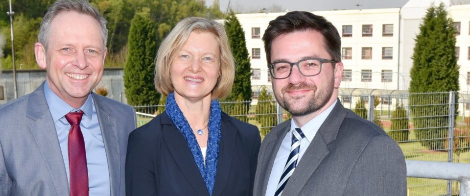 Elisabeth Nubbemeyer ist neue Leiterin der Justizvollzugsanstalt Gelsenkirchen (JVA). NRW Justizminister Thomas Kutschaty (re.) führte die 53-Jährige in ihr Amt ein. Sie löst Carsten Heim (li.) ab, der heute die JVA Münster leitet.