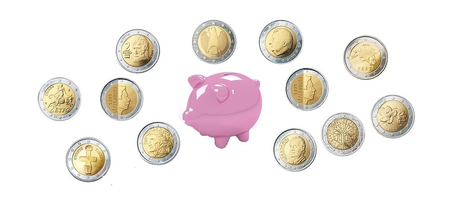 Sparschwein mit verschiedenen Euromünzen